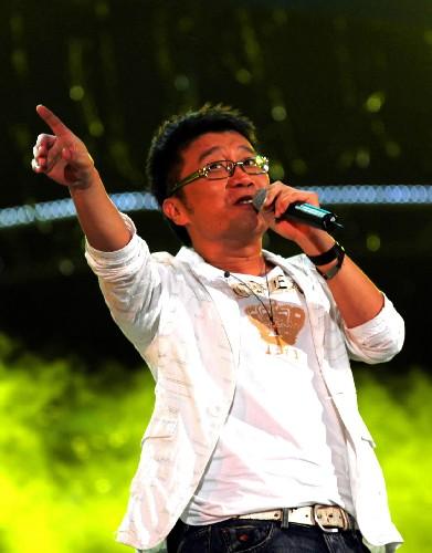 庞龙在舞台上演唱